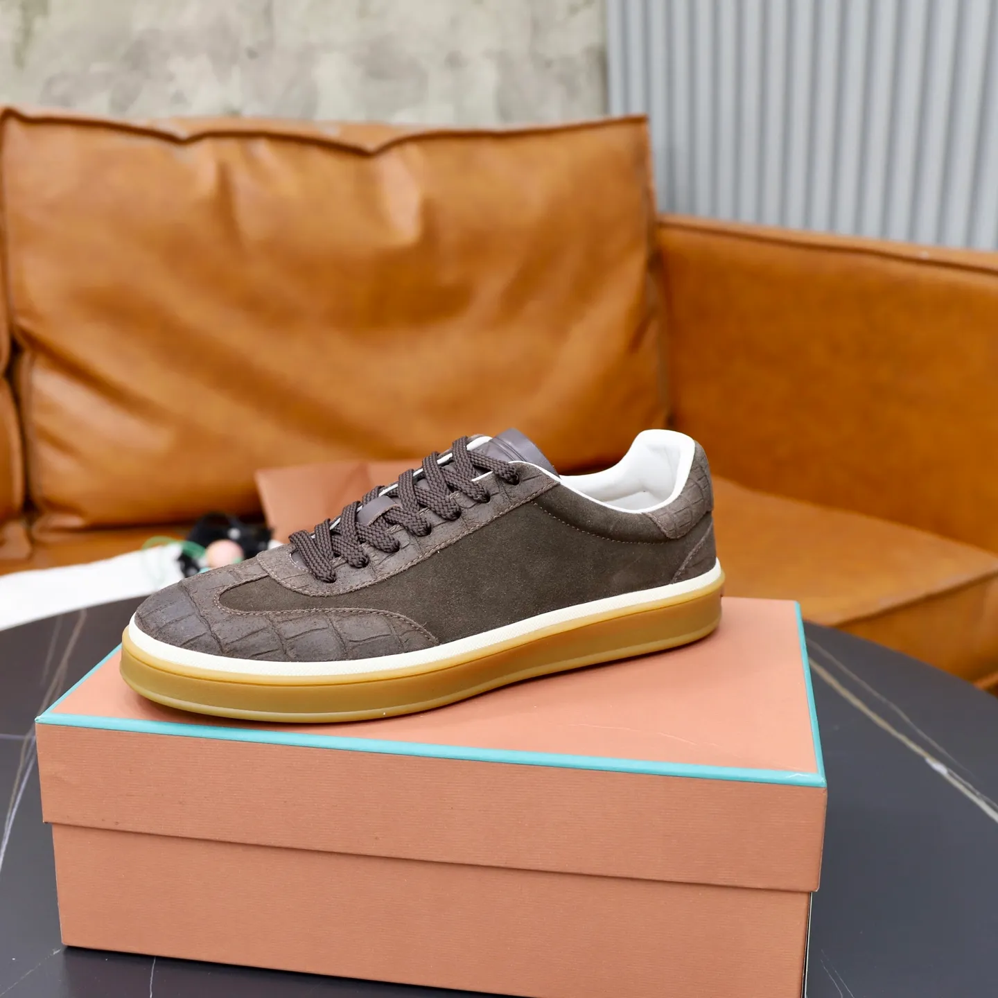 Ex-factory price: 560💰Loro Piana Tennis Walk men’s moral training sneakers! These new textured leather tennis shoes feature an ultra-low-top design for year-round wear and are water-resistant. The wrapped sole creates an effortlessly attractive color combination that harmoniously blends functionality with understated style. The ideal footwear option for urban dressing. The heel is decorated with a soft calfskin tongue with Kummel color inserts and an embossed LP logo. Cotton shoelaces. Material: Upper: Gray woven stitching with cowhide accents! Sole: Rubber lining: Cow leather original rubber sole, excellent foot comfort, complete package! Size: 38-39-40-41-42-43-44 leather shoe size (4546 can be customized)